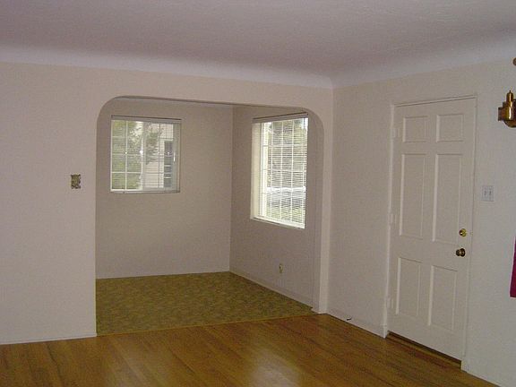 3rd image of 533 Aliso Dr NE