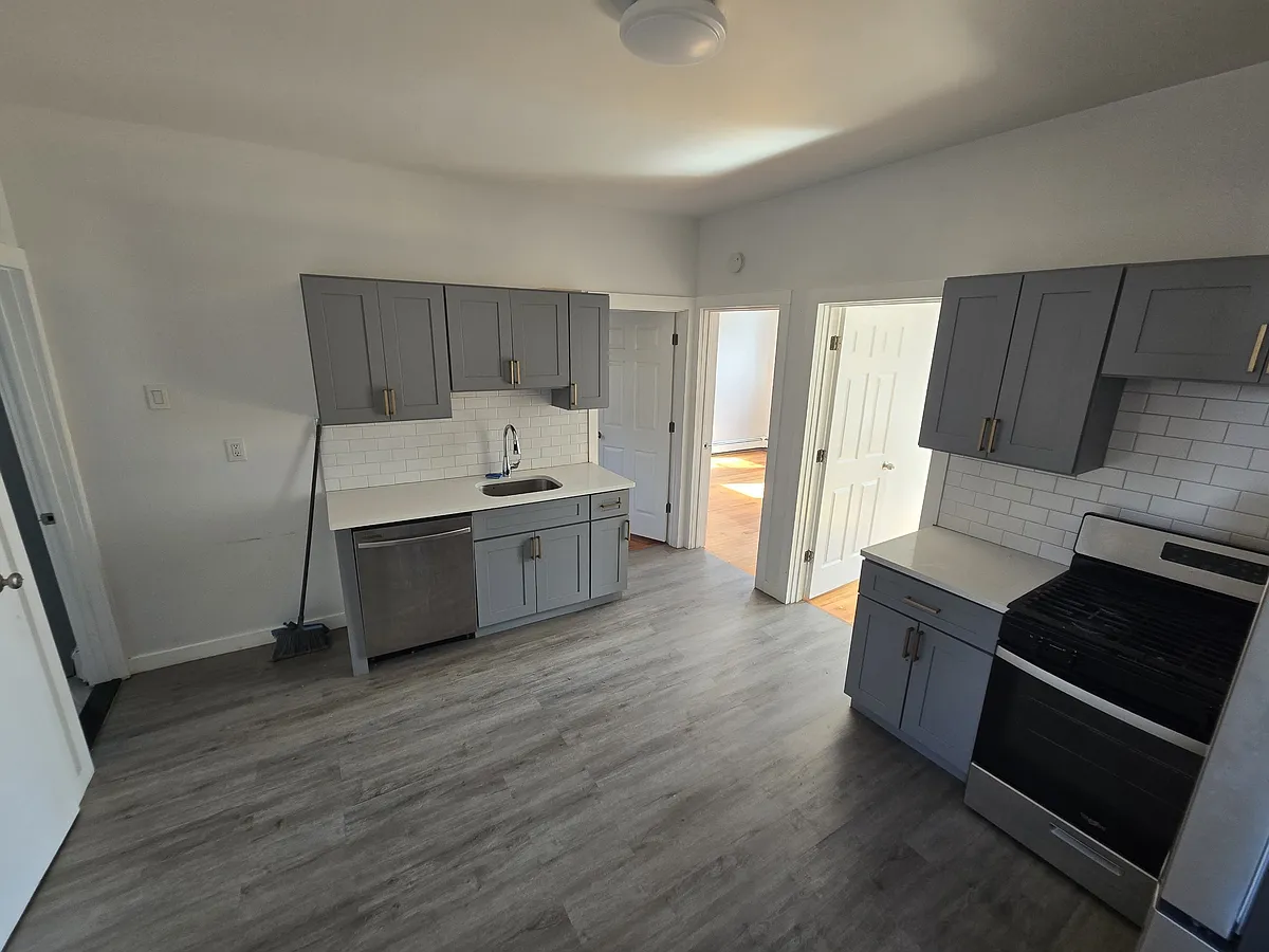 Eat in kitchen/Living Room - 86 Center St #3
