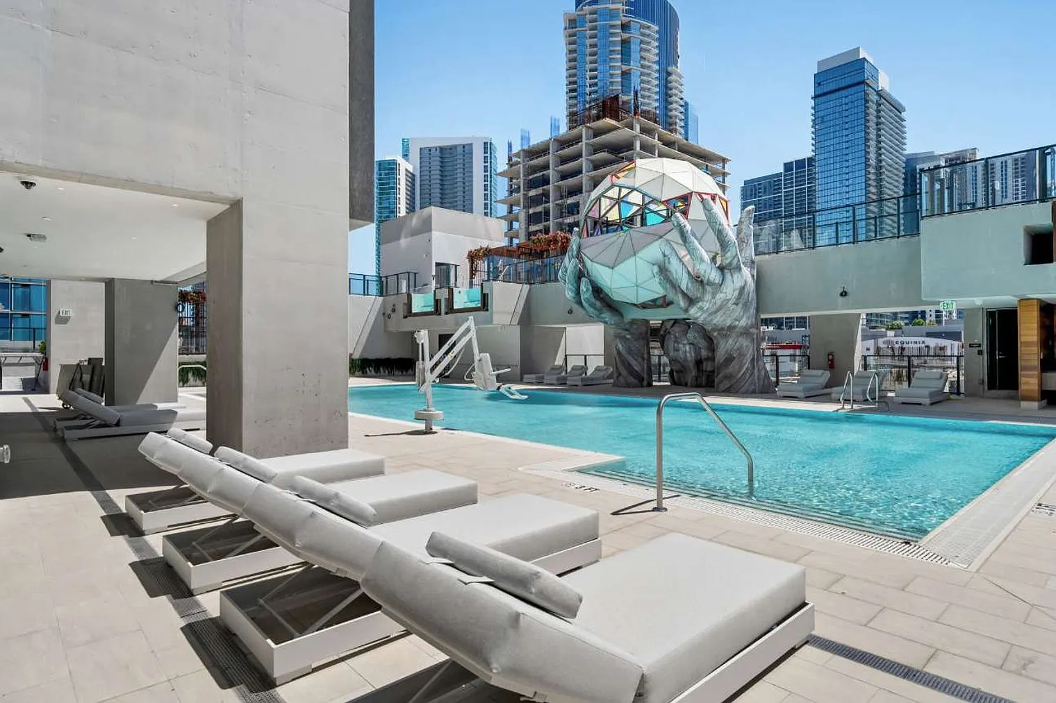 1 bed, 1.0 bath, 796 sqft, $7,360 — Photo 2