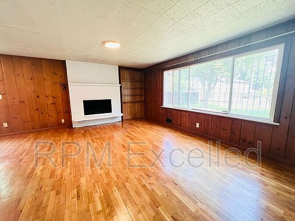 2nd image of 902 8th St NE