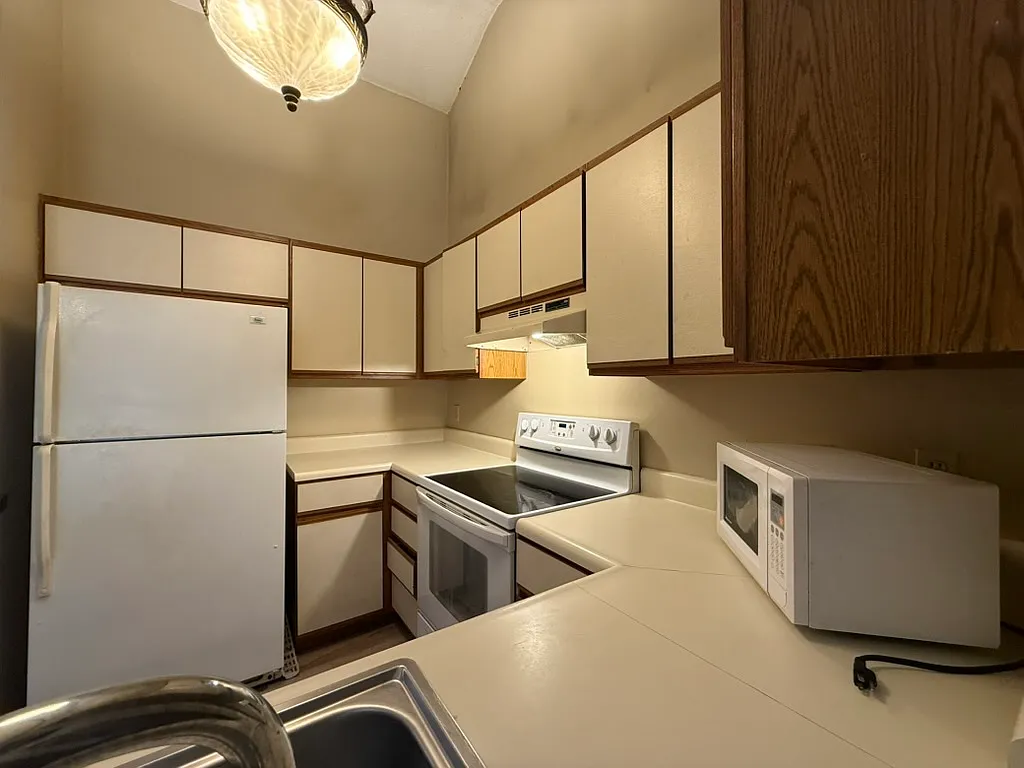 2 bed, $1,300 — Photo 4