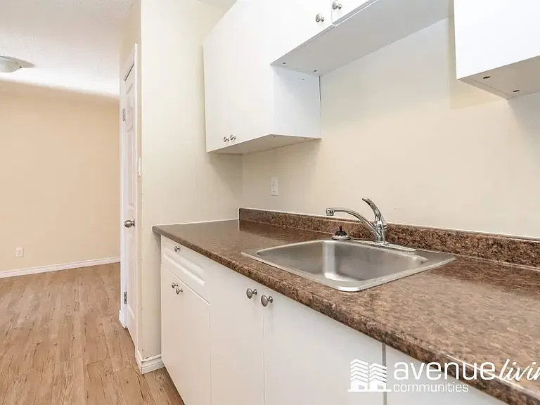 633 28th St W — Photo 35