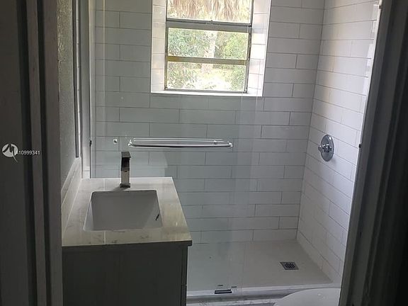 3rd image of 437 NW 15th Way