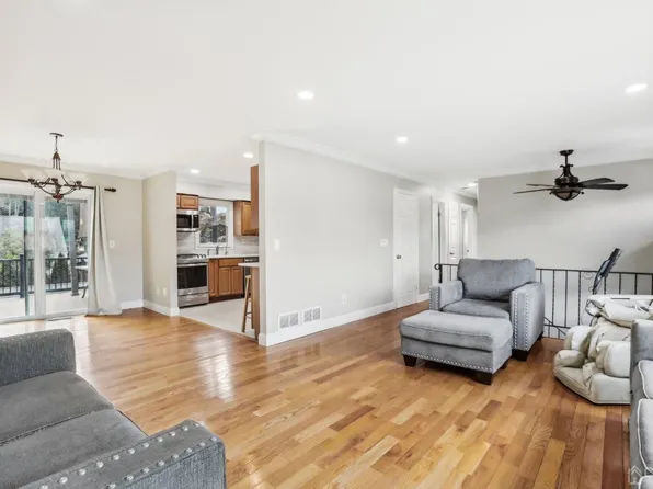 304 Oak Pl, Piscataway, NJ 08854