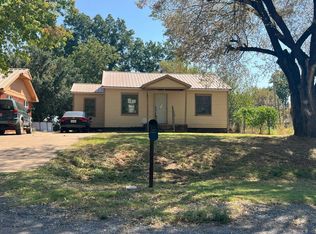 905 SW 2nd St, Lindsay, OK 73052