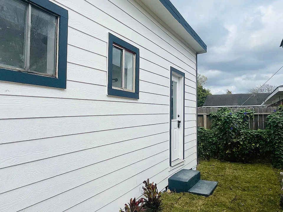 413 N Live Oak St #3