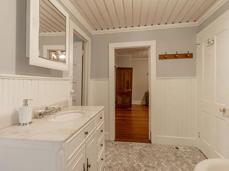 1503 S Elm St — Photo 16