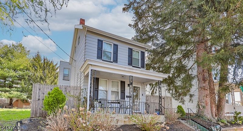 1st image of 389 Grant St