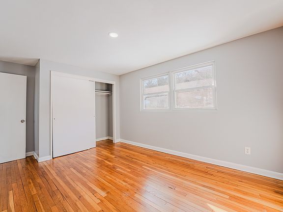 2nd image of 275 Park Rd #275