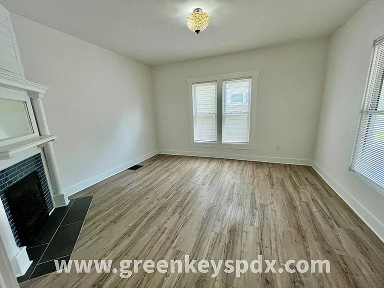 3175 N Kenwood Ave — Photo 5