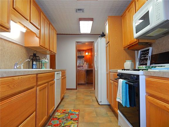 5th image of 545 W Poplar St