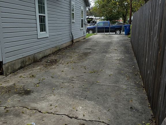 2nd image of 510 Mercedes St