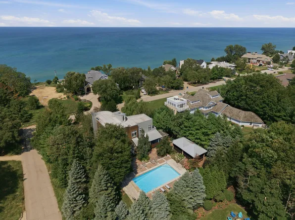 51108 Lake Park Dr, New Buffalo, MI 49117