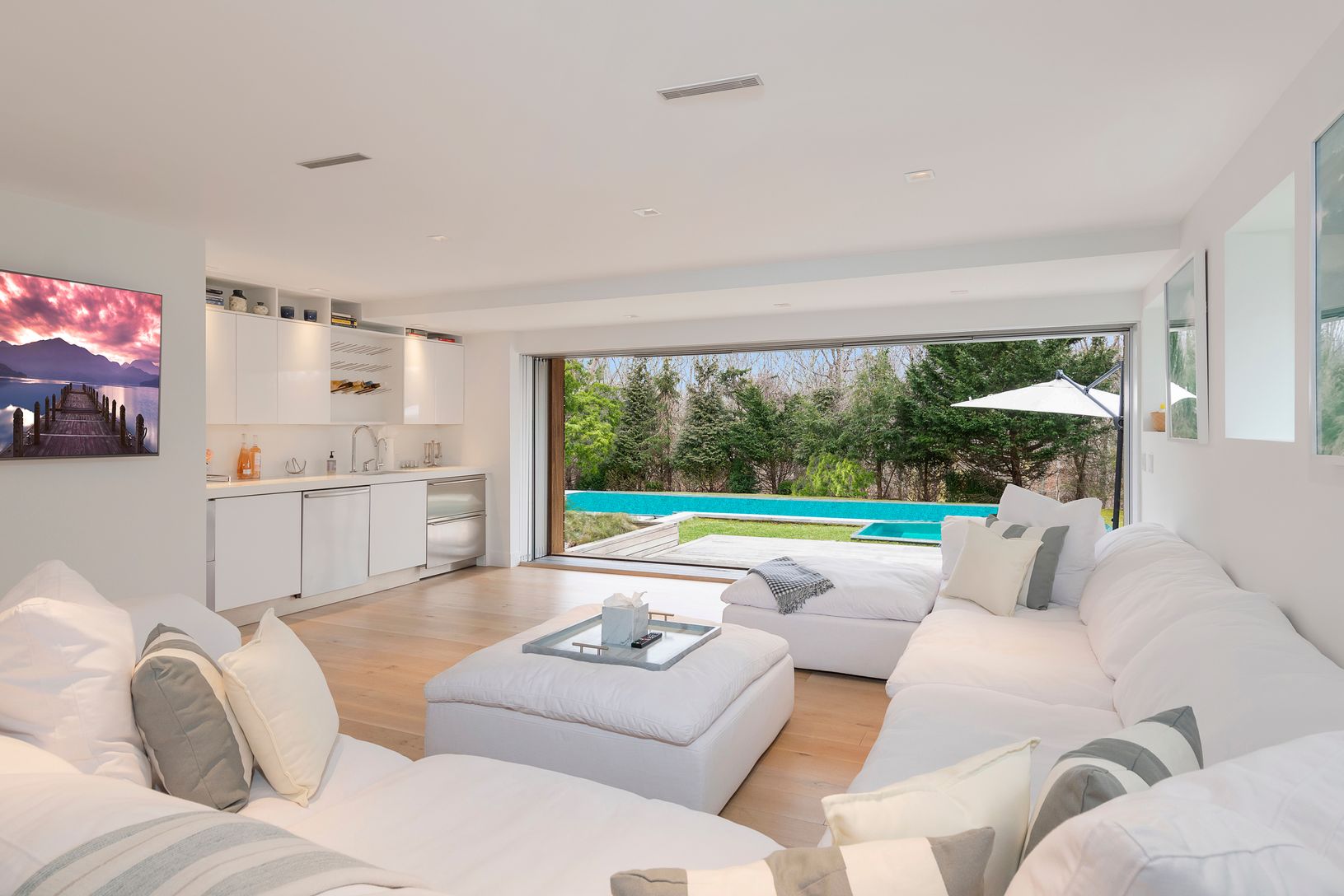  RARE Full Ground level Lower level Lounge with Wetbar