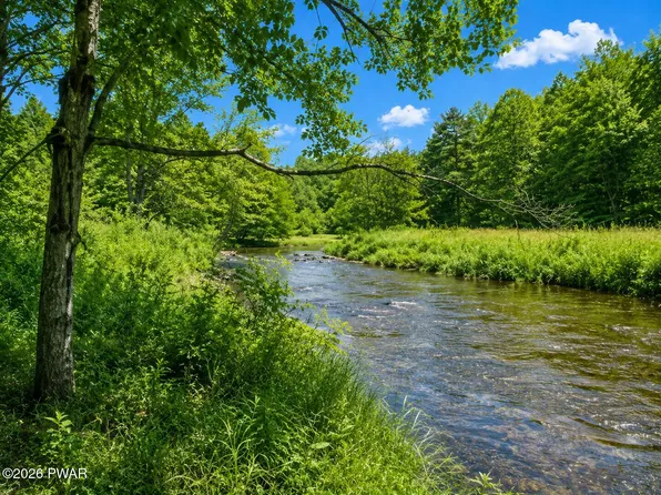 255 Creek Rd, Greentown, PA 18426