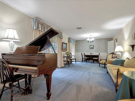 3rd image of 906 Northwood Cir