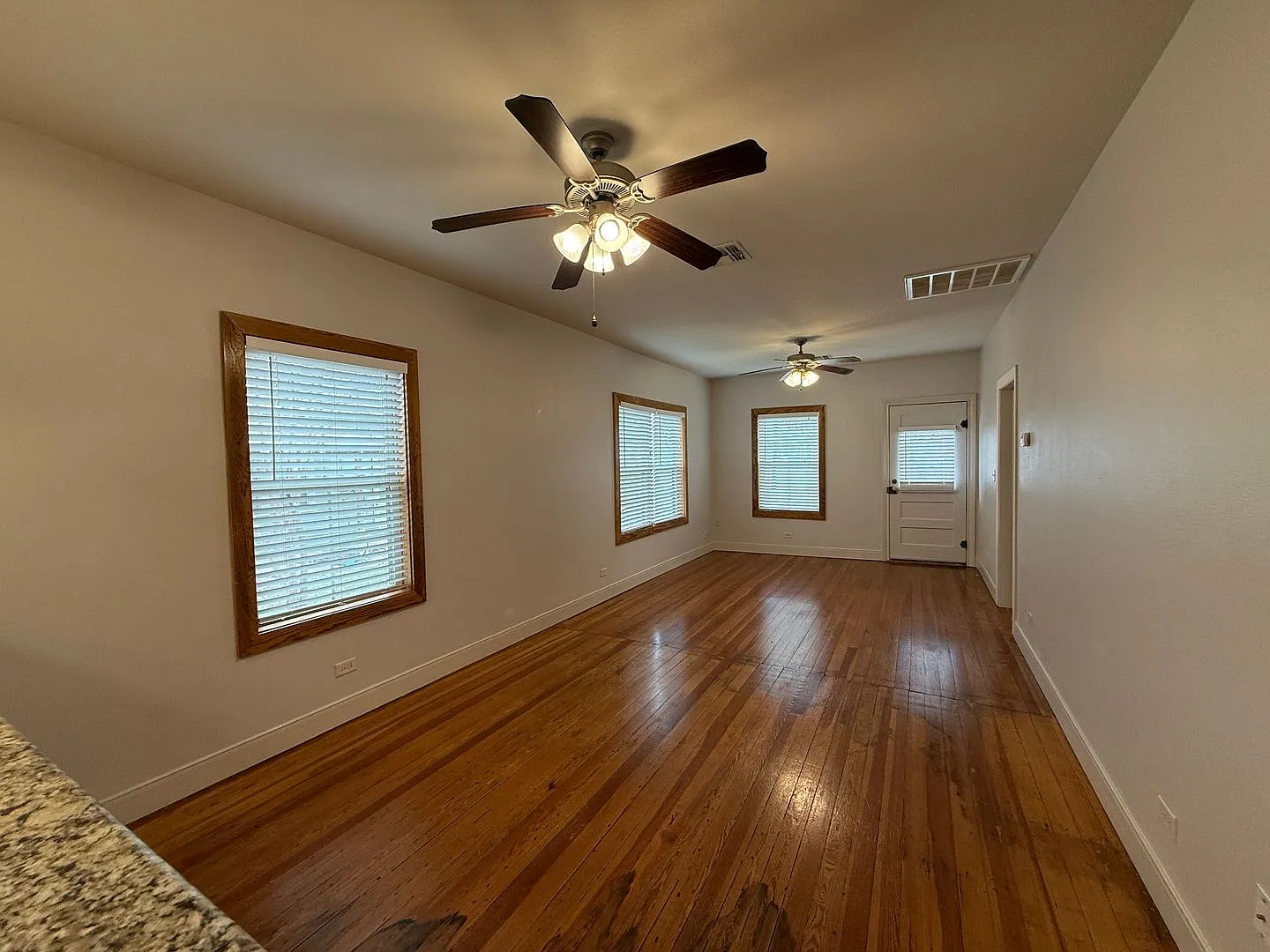 Updated 1926 Craftsman Style 3/1 / Cute Front Porch / No Capet / NBISD — Photo 3