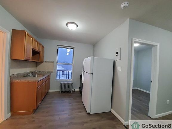 2nd image of 913 Belmont Ave #3L