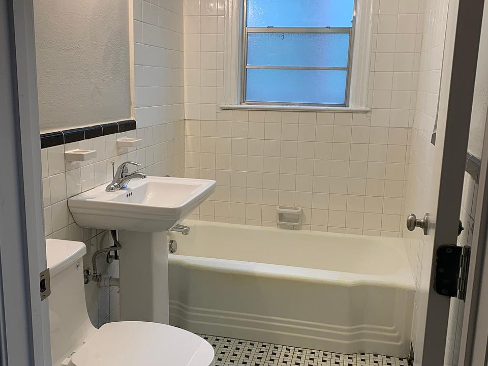 2nd image of 1807 Maple St