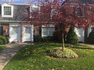 30 Hickory Hill Rd, Williamsville, NY 14221