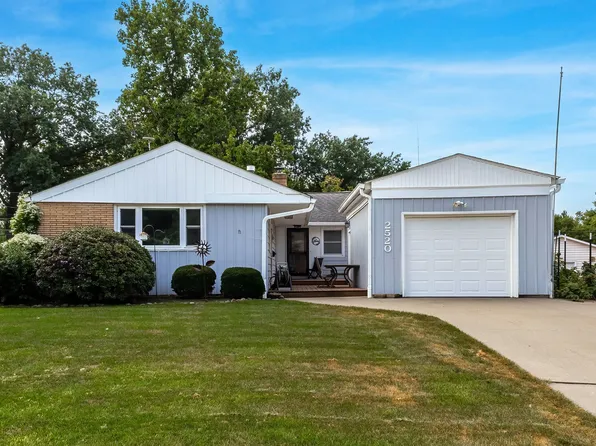 2520 30th Avenue Ct, Moline, IL 61265