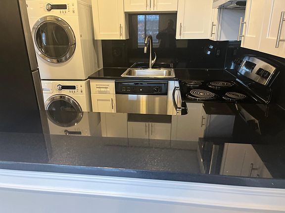 4th image of 153 Grove Ave Floor 1