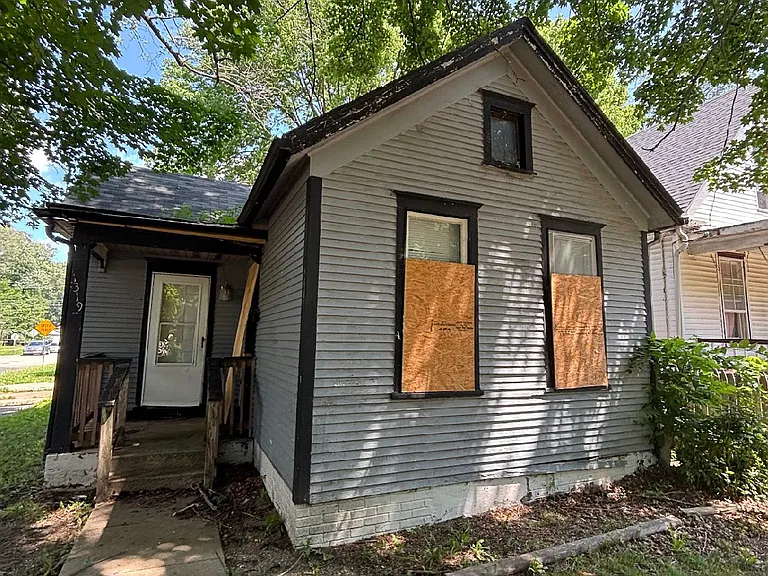 1319 W Aiken Ave — Photo 1