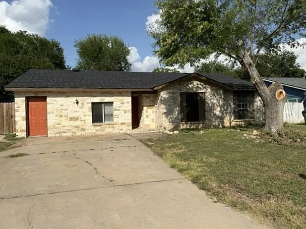 4 bed, 2.0 bath, 1744 sqft, $1,950 — Photo 2
