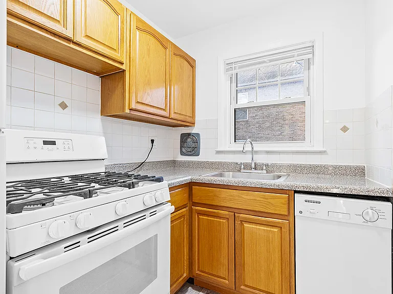 138 Clinton Pl #1B — Photo 2