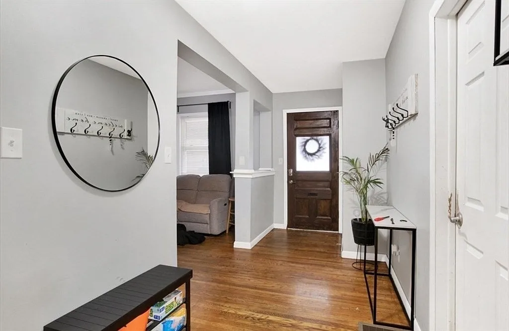 3 bed, 1.0 bath, 1200 sqft, $2,200 — Photo 3