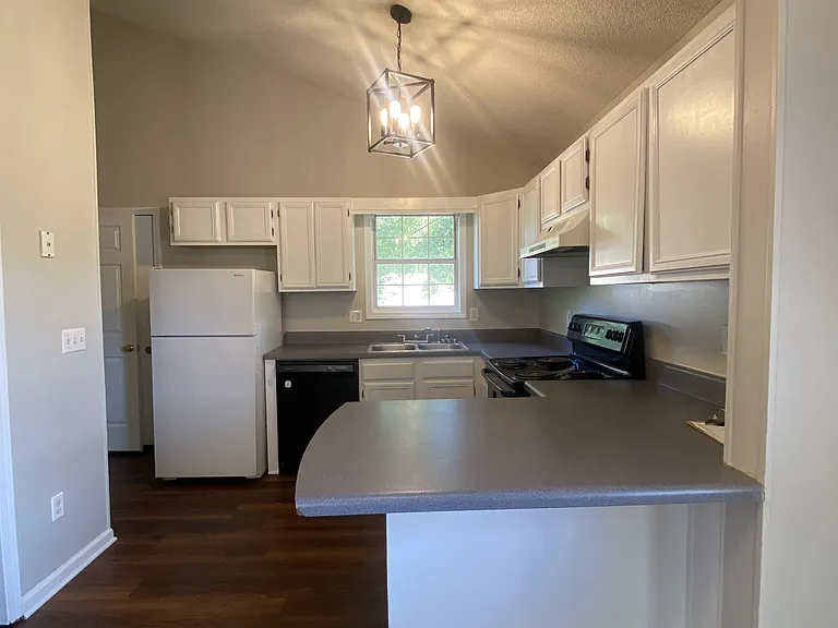145 Viking Dr #19 — Photo 3