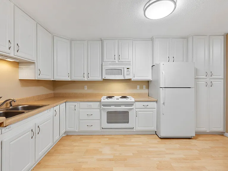 Victoria Place Apartments — Photo 1