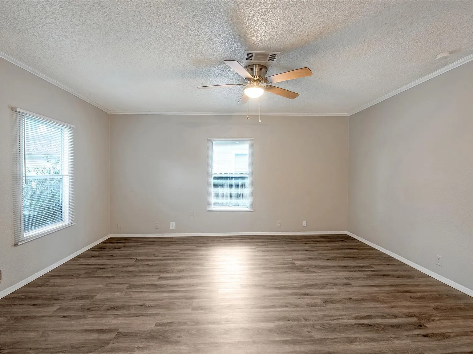 3 bed, 2.0 bath, 1080 sqft, $1,400 — Photo 2