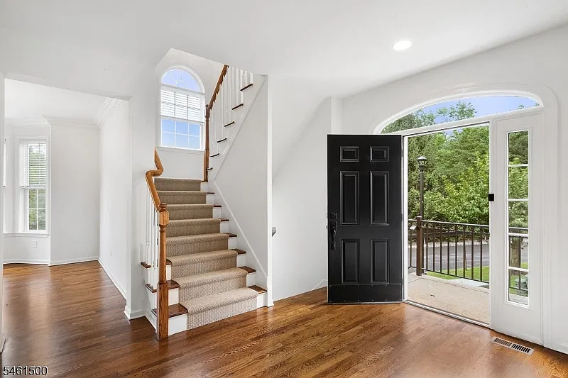 8 Lackawanna Ct