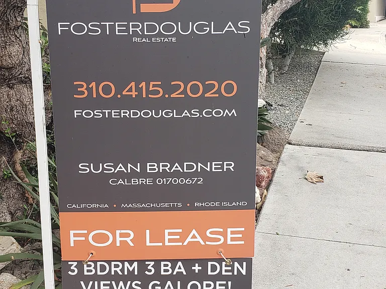 Pershing Dr — Photo 31