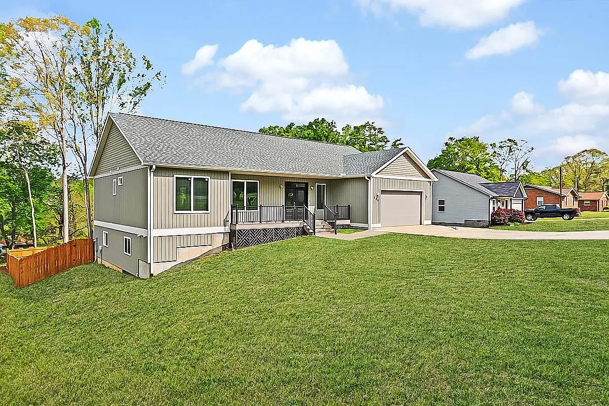 5 bed, 3740 sqft, $2,800 — Photo 2