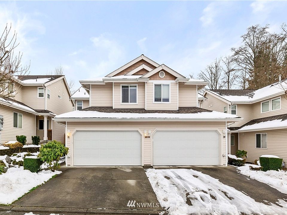 Welcome to Hollowdale Place; a desired community of townhomes. We are pleased to bring this one to market!