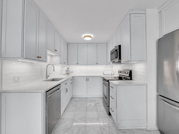 3rd image of 5855 N Sheridan Rd APT 21J