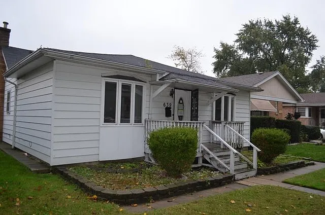 639 Greenbay Ave photo 1