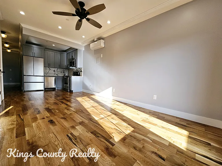 565 Midwood St #3 — Photo 2
