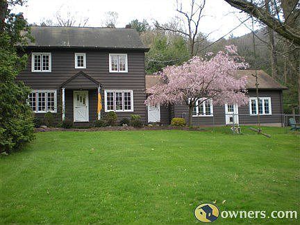 LIVIN' THE DREAM 10 MINUTES FROM TOWN