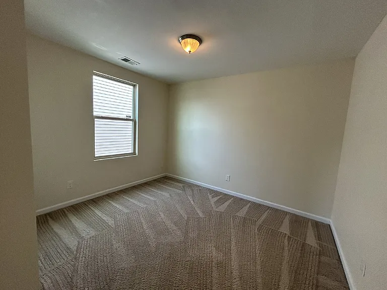 250 Bender St — Photo 16
