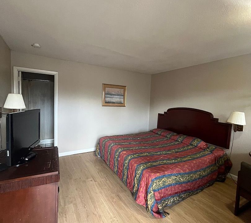 2nd image of 1902 Dickerson Pike Room 216