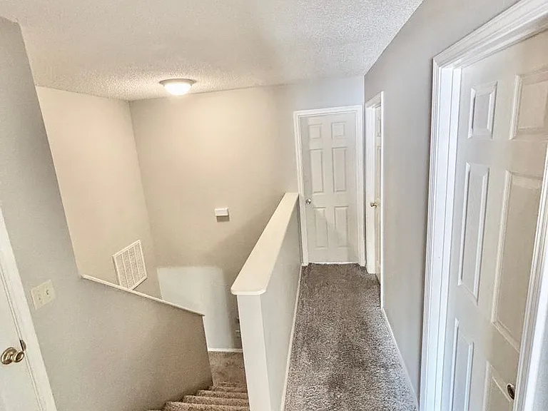 415 Valley Dr — Photo 4