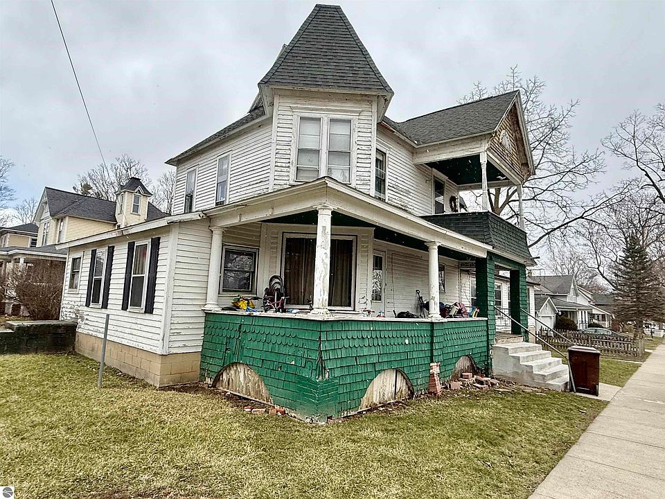 1st image of 302 N Pine River St