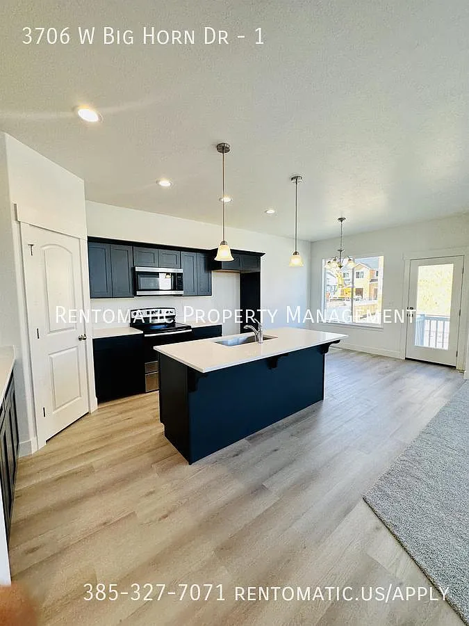 3 bed, 2.5 bath, 2332 sqft, $2,394 — Photo 3