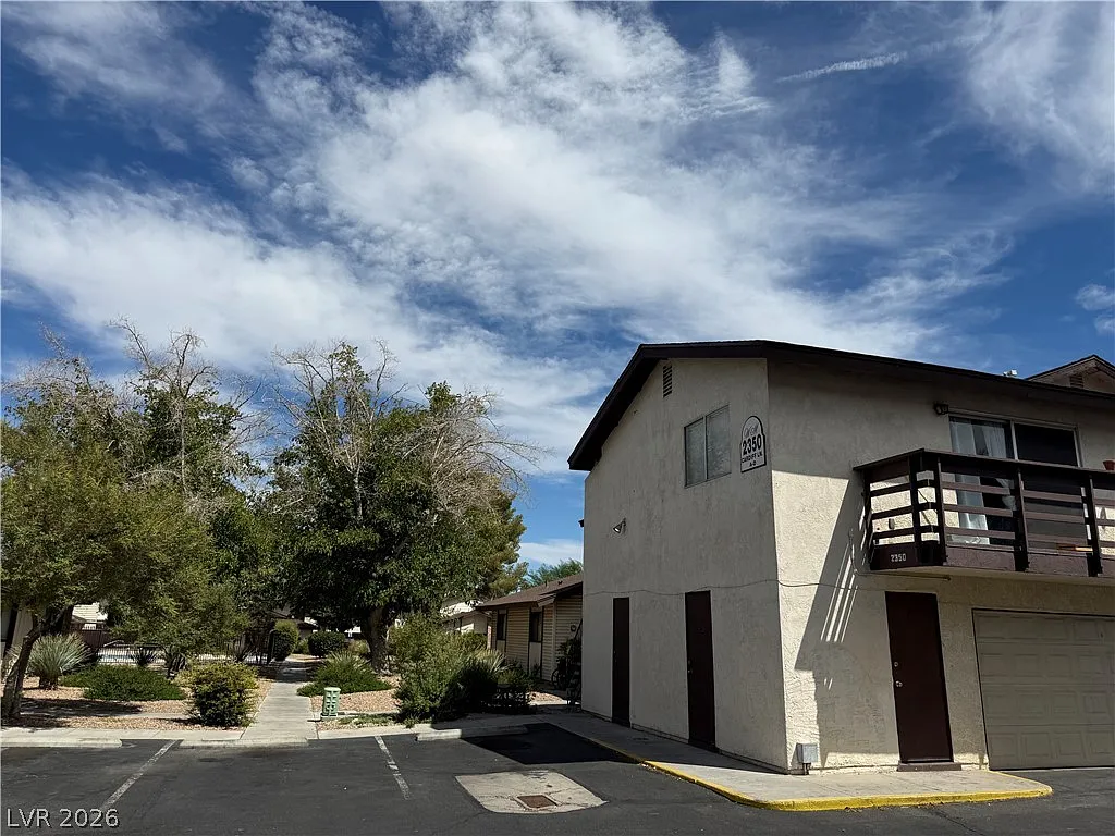 2 bed, 1.0 bath, 920 sqft, $1,400 — Photo 2