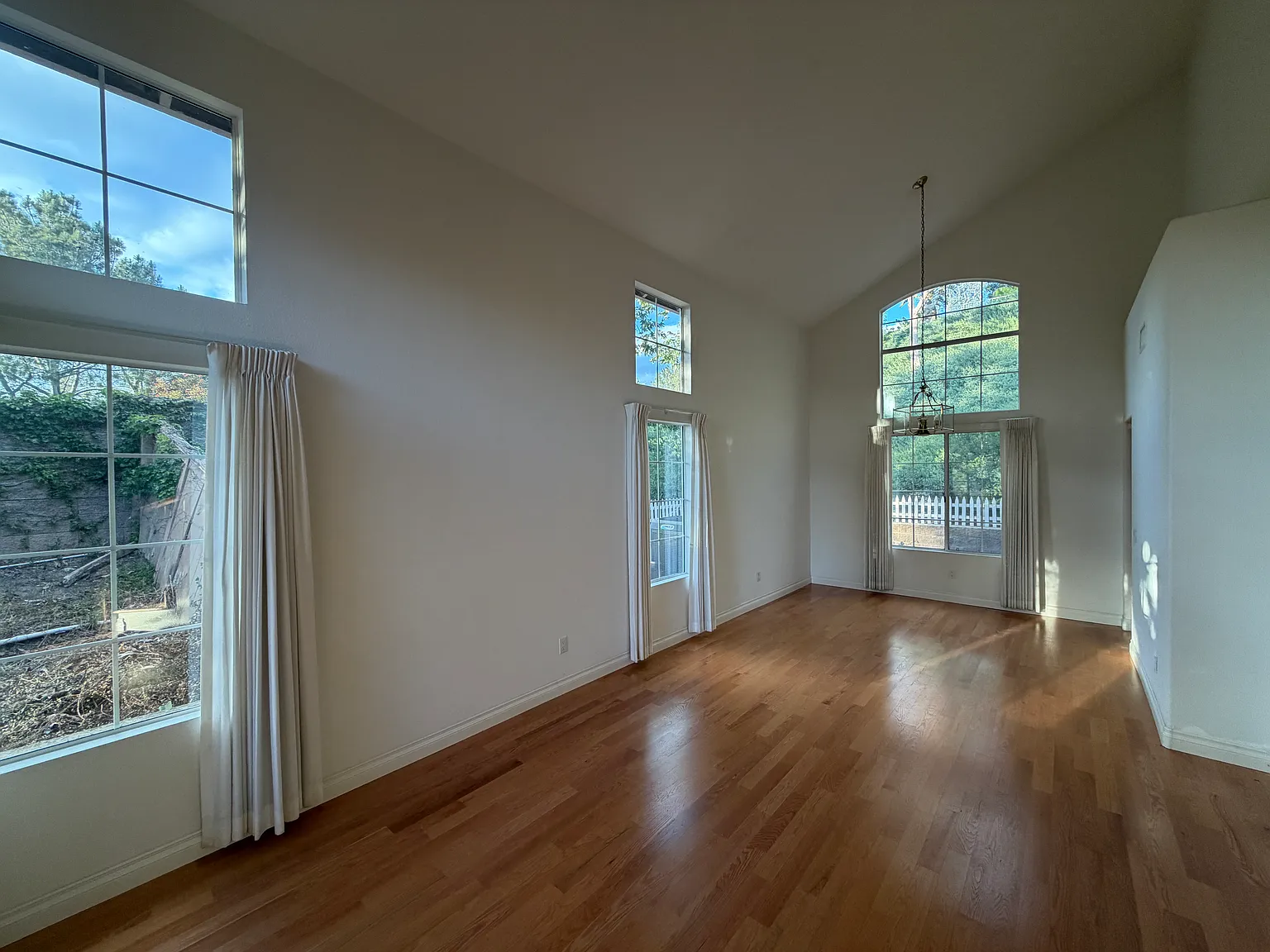 4 bed, 2123 sqft, $5,395 — Photo 3
