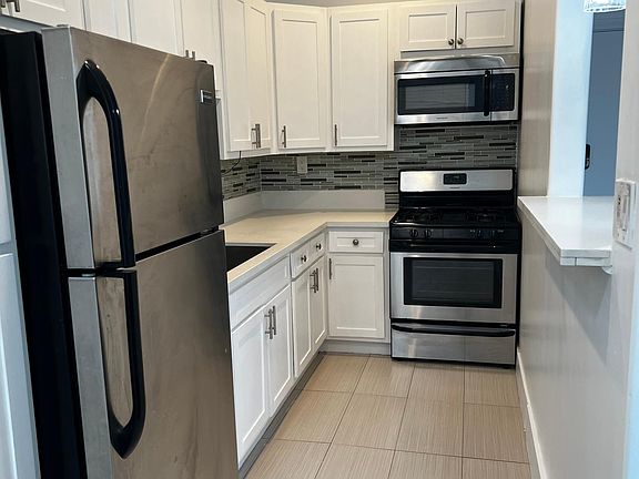 3rd image of 250 S Kenmore Ave APT 207