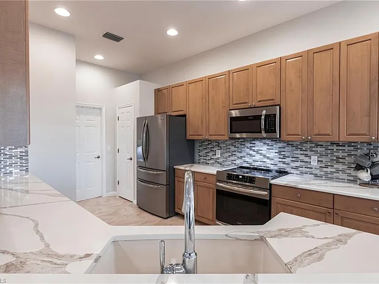 3920 Lakeview Isle Ct — Photo 12